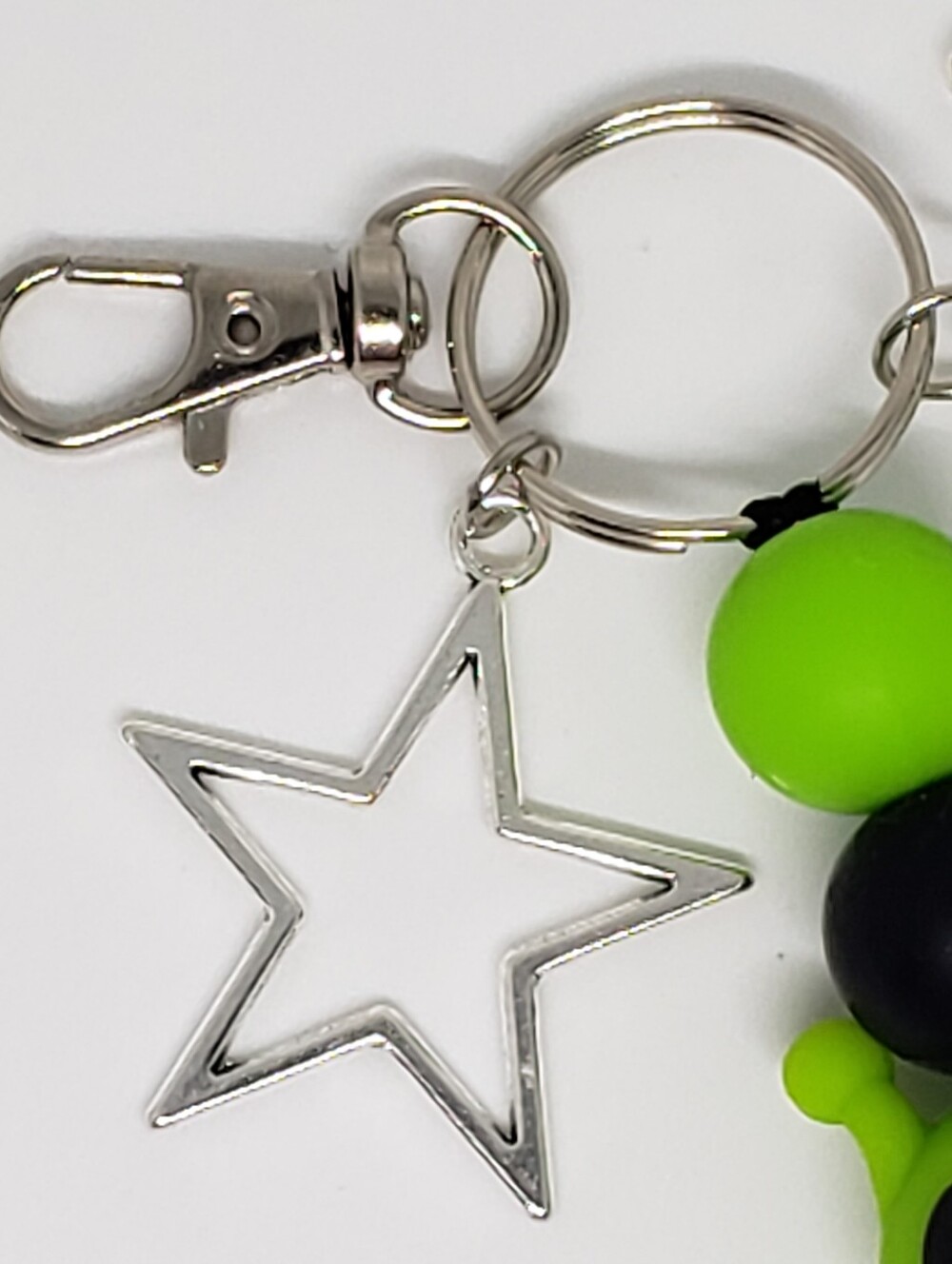 Handmade Silicone Focal Beaded Alien Keychain - Picture 3 of 5